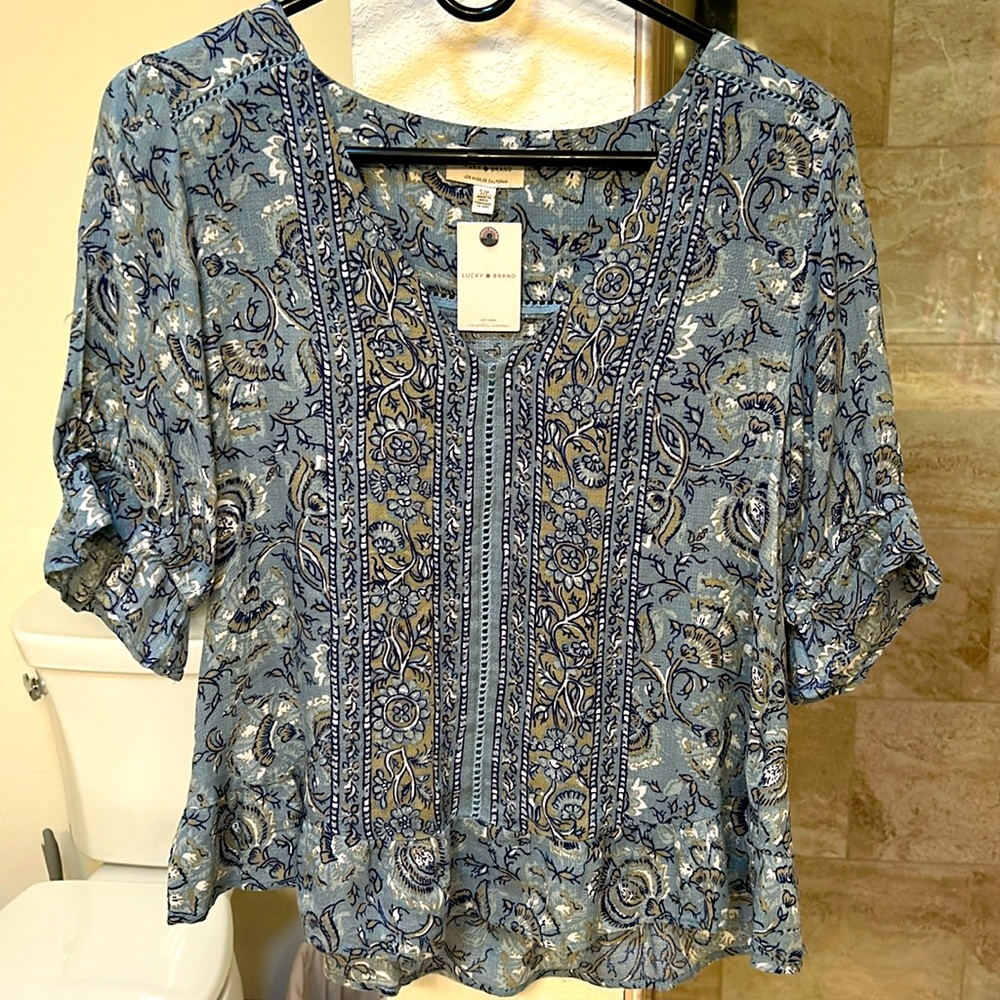 Lucky brand women’s size size S V-neck, short flutter sleeve flutter waist shirt